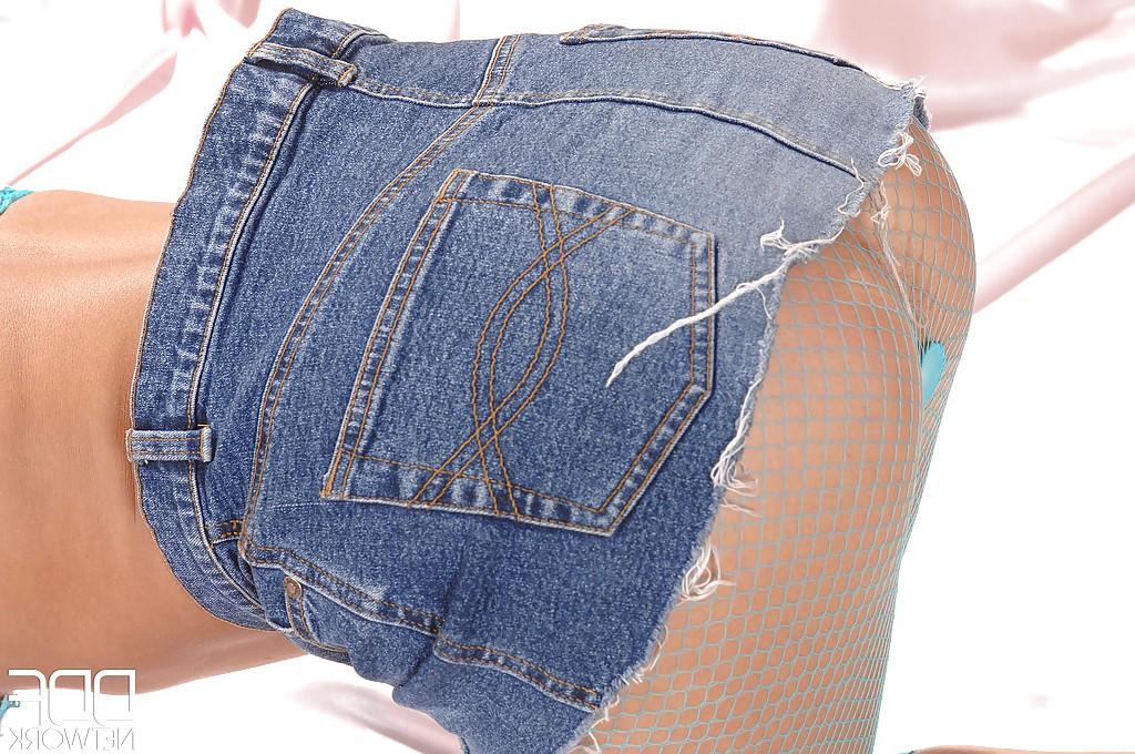 16P Candy Alexa showing big round butt and spreading delicious sissy
