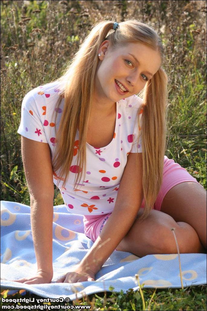 20P Pictures of Courtney Lightspeed waiting for you to take her clothes off