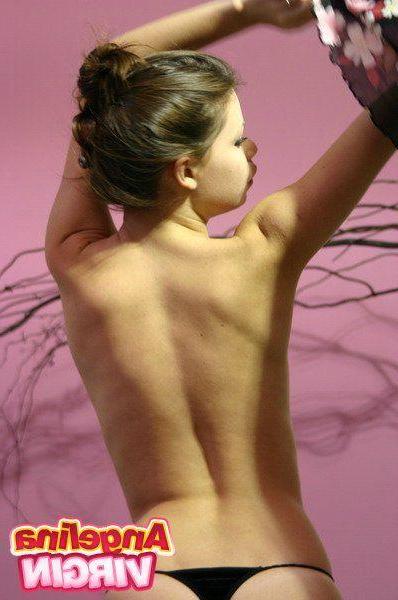 16P Pictures of Angelina Virgin teasing in the studio