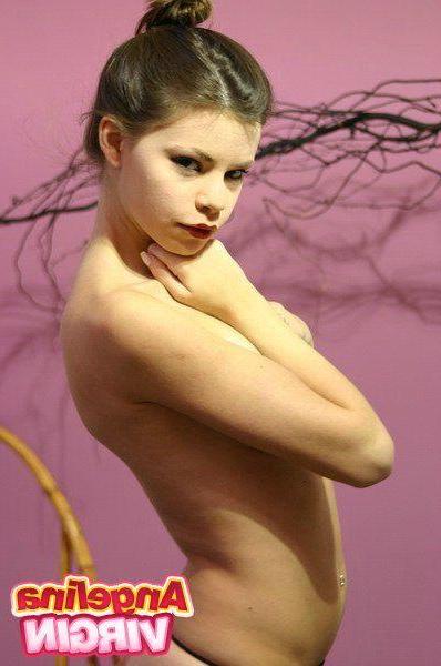 16P Pictures of Angelina Virgin teasing in the studio