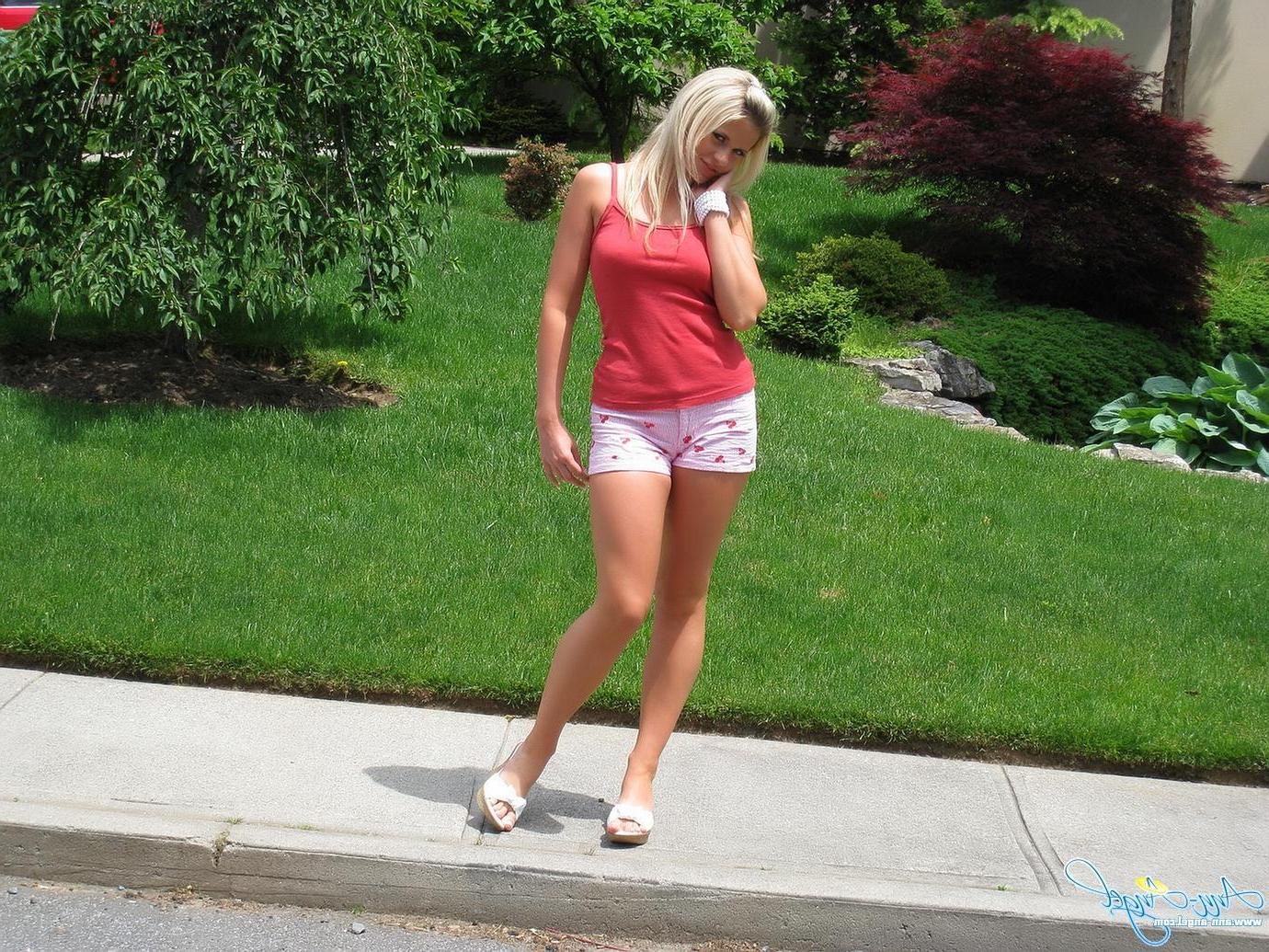 16P Pictures of hot girl Ann Angel showing her sexy legs outside