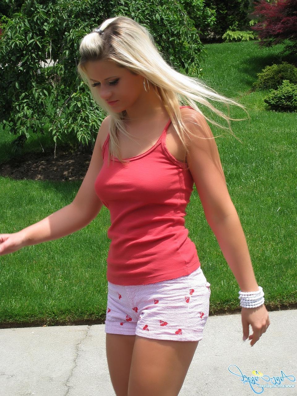 16P Pictures of hot girl Ann Angel showing her sexy legs outside