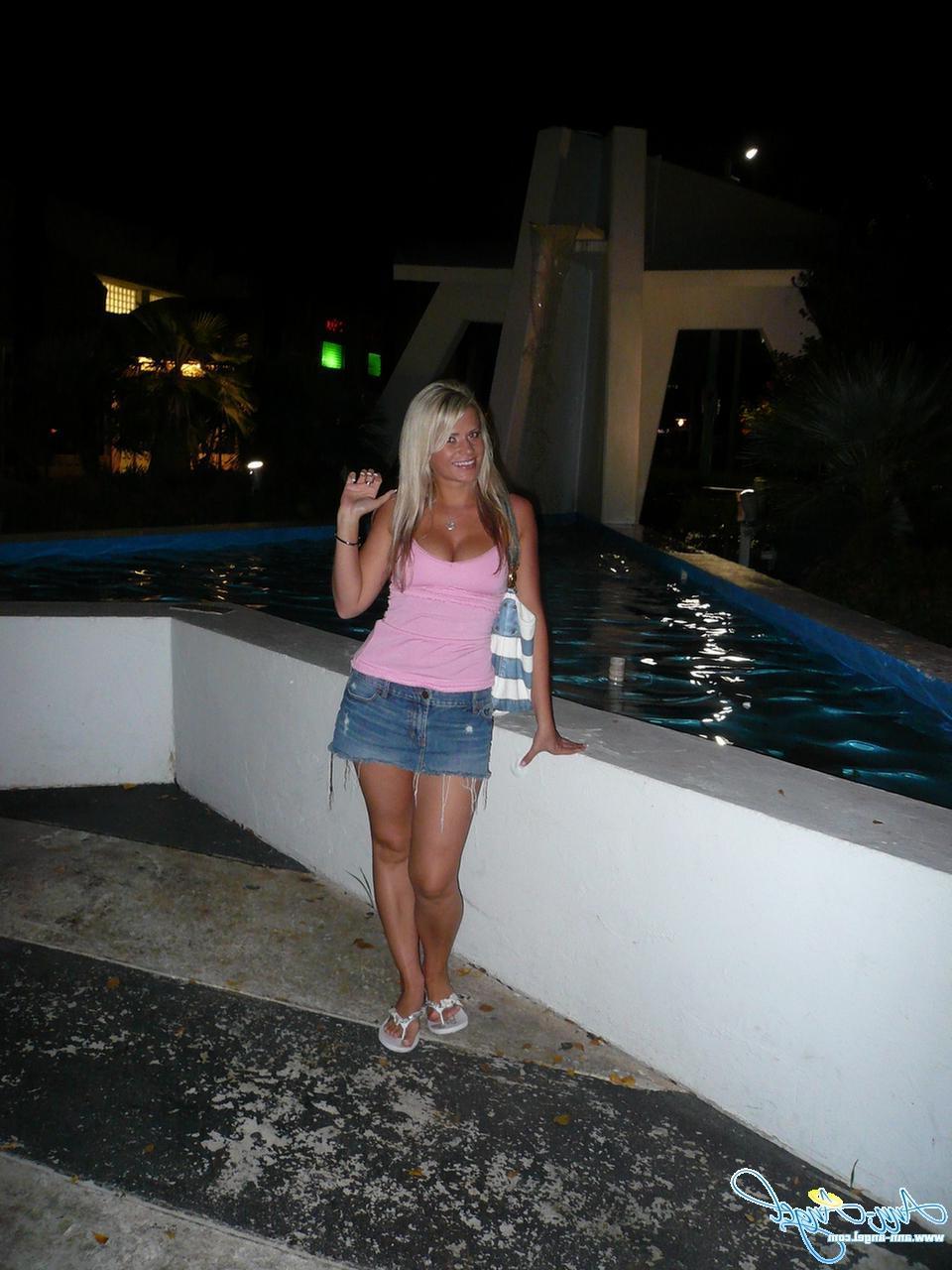 16P Candid photos of Ann Angel on vacation in Miami