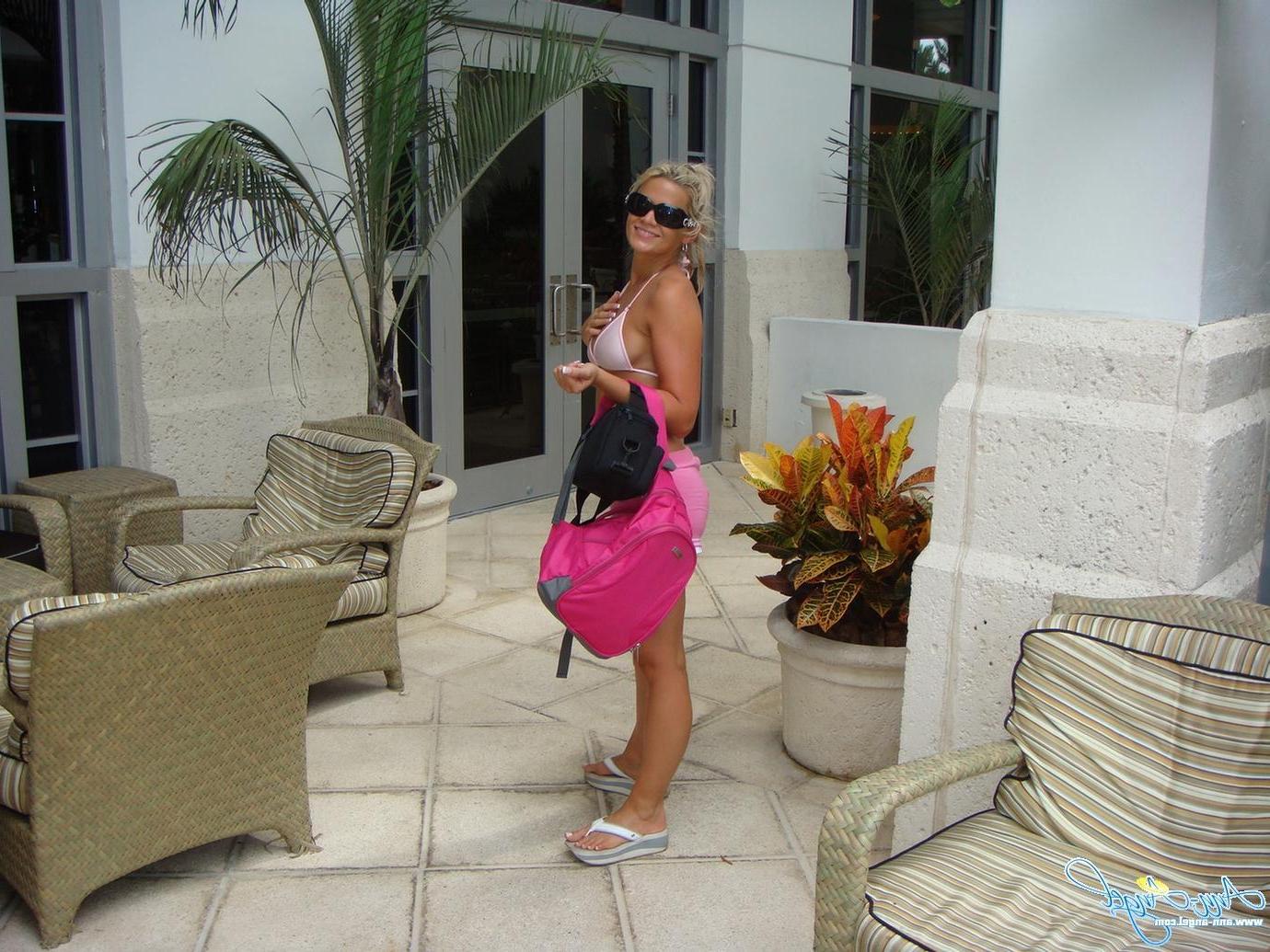 16P Candid photos of Ann Angel on vacation in Miami
