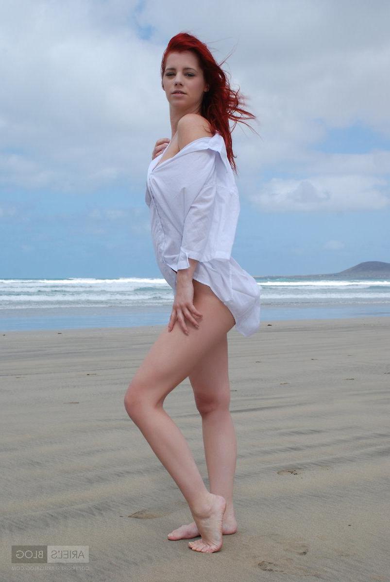 16P Pictures of teen babe Ariel\'s Blog all nude on a beach