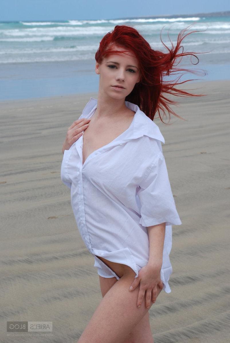 16P Pictures of teen babe Ariel\'s Blog all nude on a beach