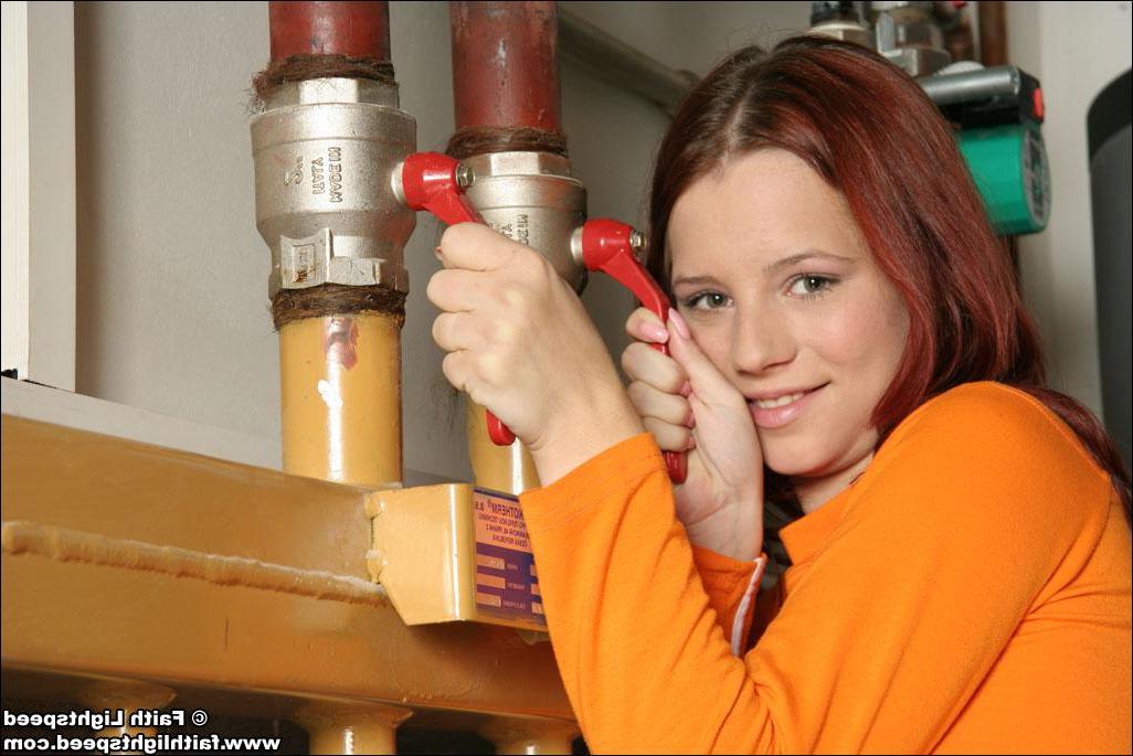 20P Pictures of Faith Lightspeed getting nude for you