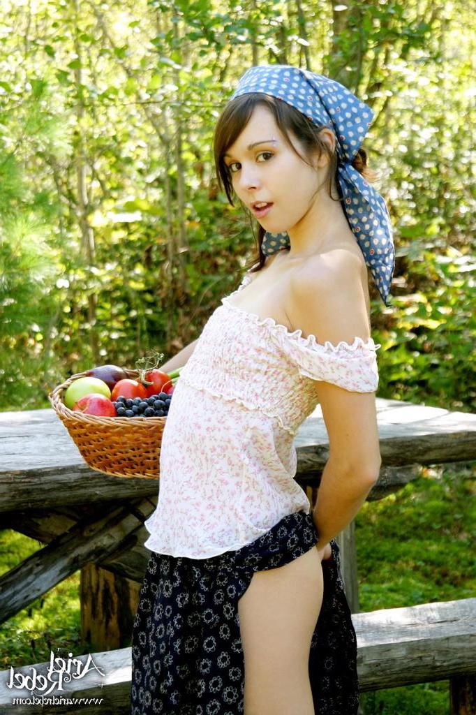 15P Pictures of Ariel Rebel dressed up as your dream hippie