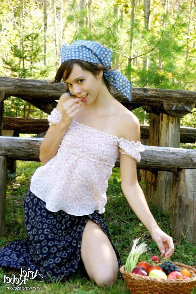 15P Pictures of Ariel Rebel dressed up as your dream hippie