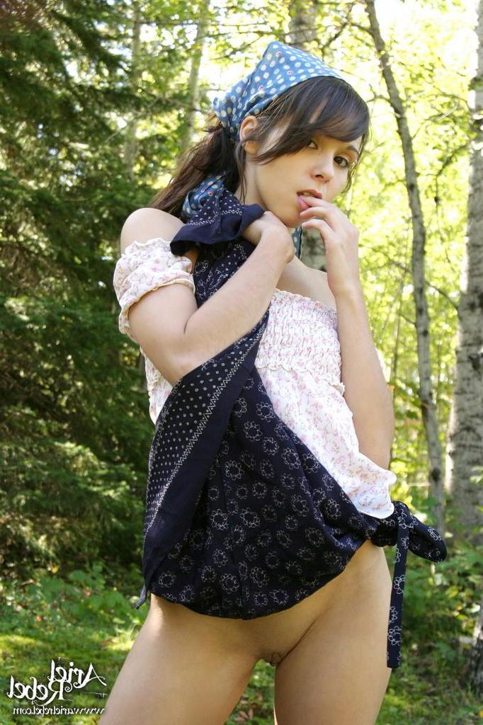 15P Ariel Rebel shows you her pussy outside