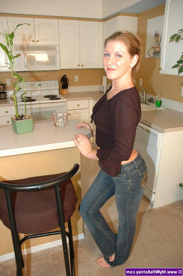 16P Pictures of Ashley Edmonds stripping totally nude for you