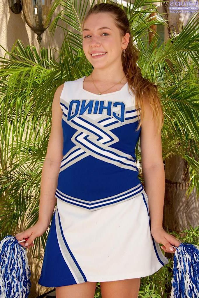 15P Cheerleader Aurielee Summers exposes bubble butt