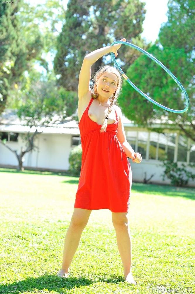 16P Pictures of Aurielee doing some sexy nude hulahooping outside