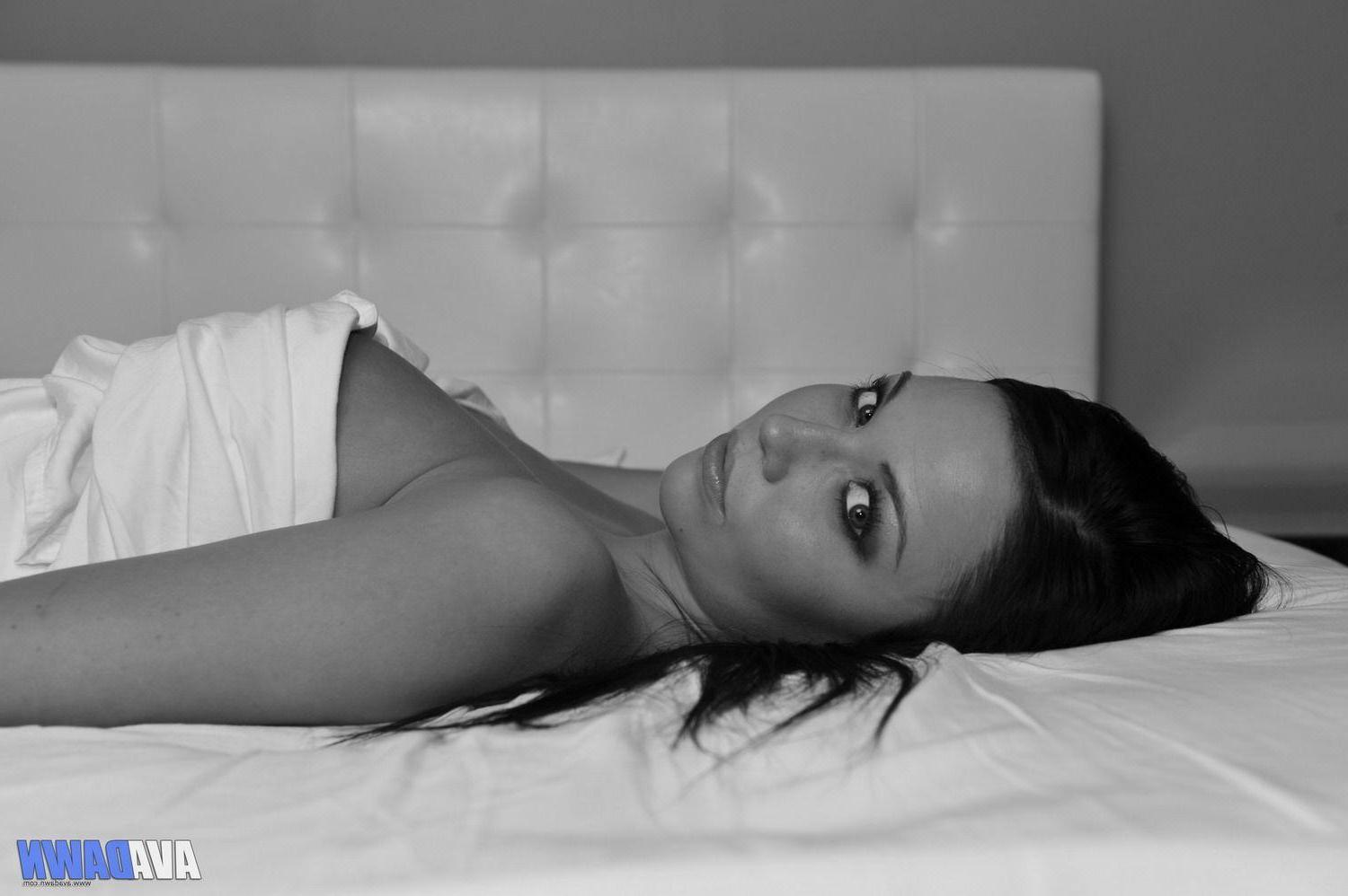 14P Pictures of teen nympho Ava Dawn in bed in black and white