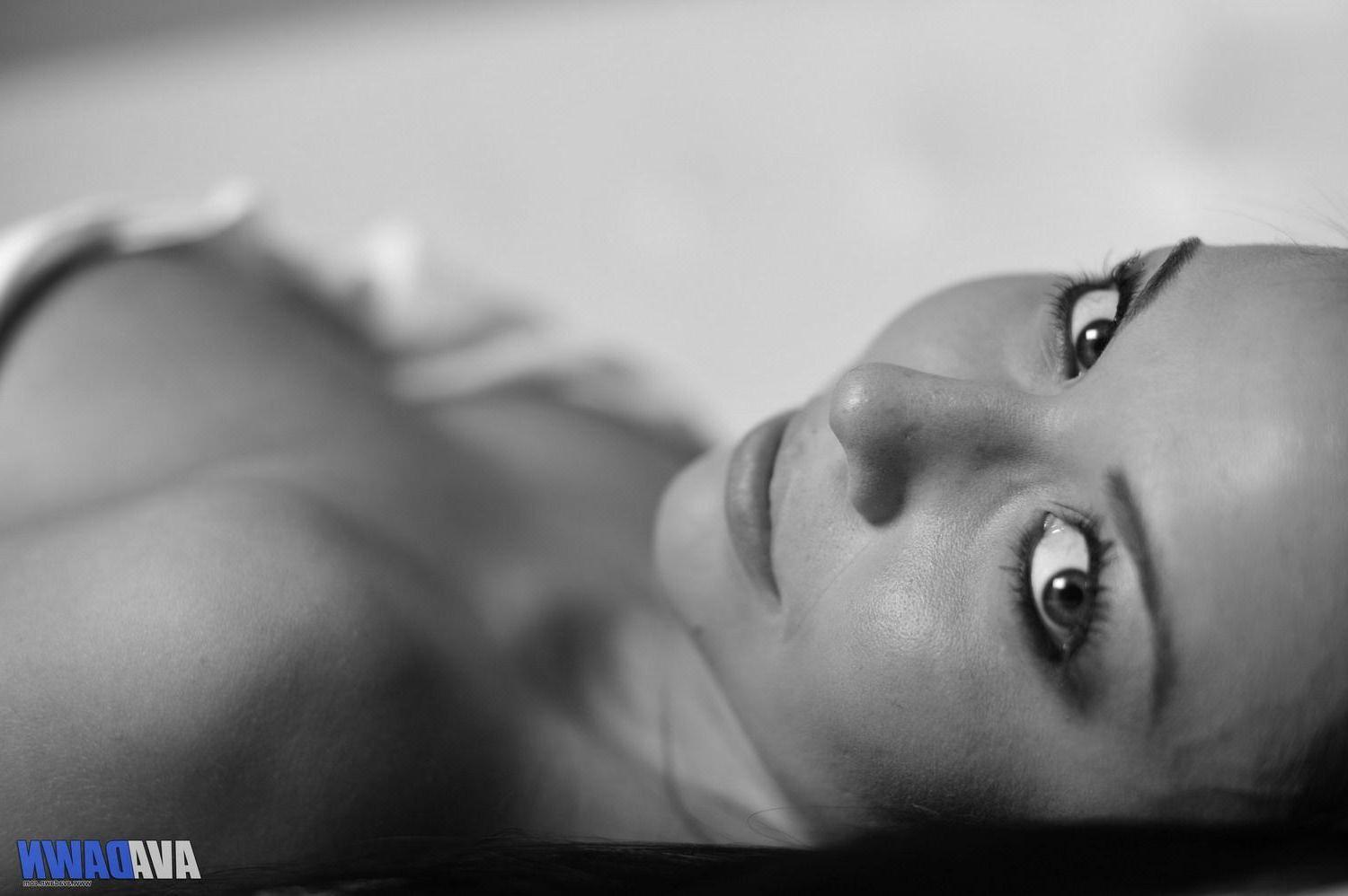 14P Pictures of teen nympho Ava Dawn in bed in black and white