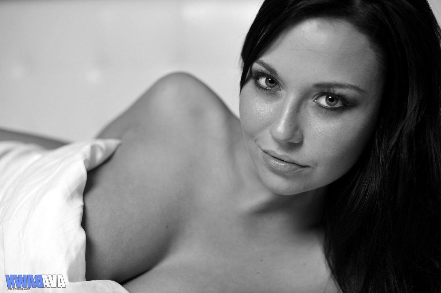 14P Pictures of teen nympho Ava Dawn in bed in black and white