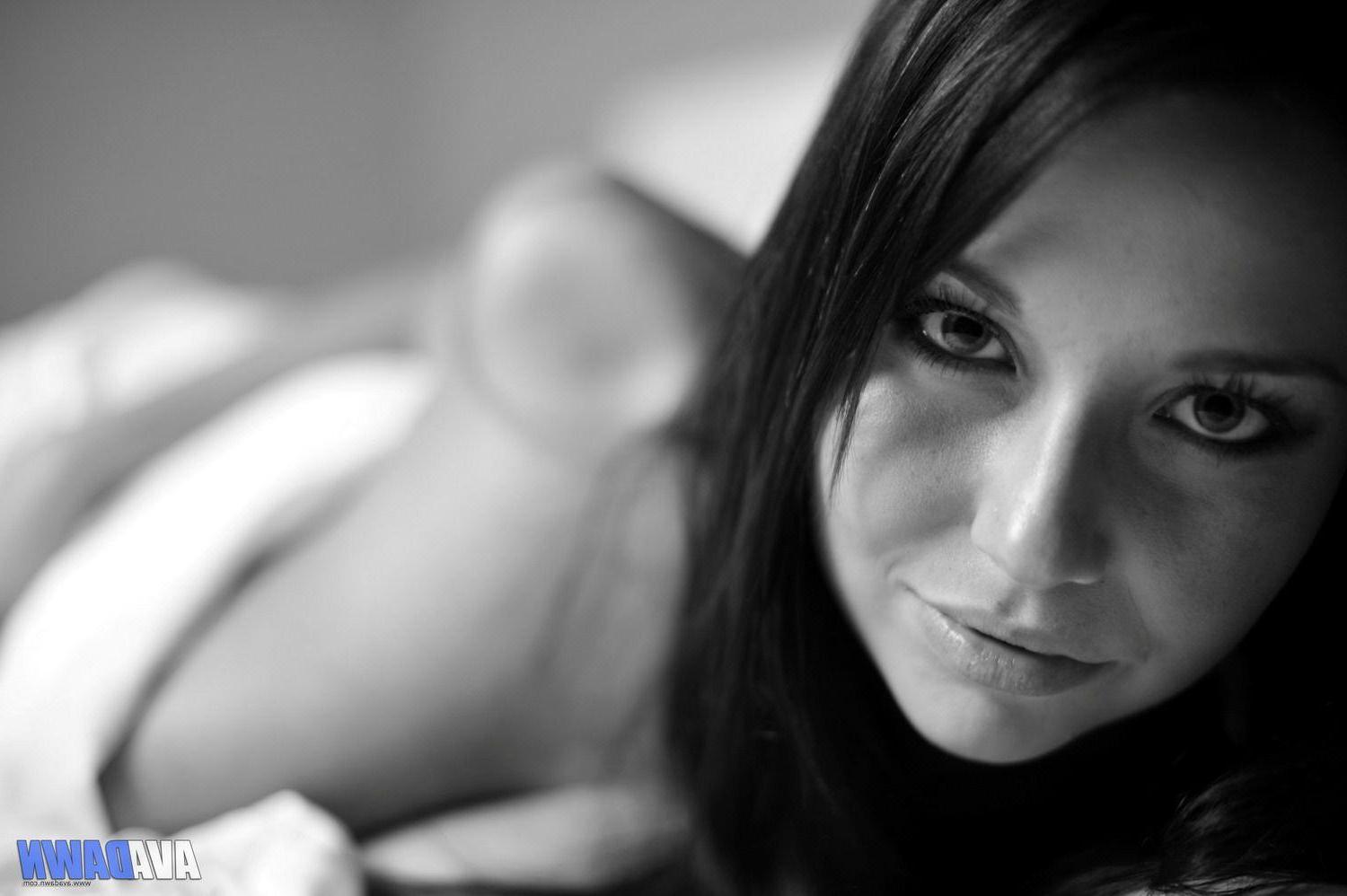 14P Pictures of teen nympho Ava Dawn in bed in black and white