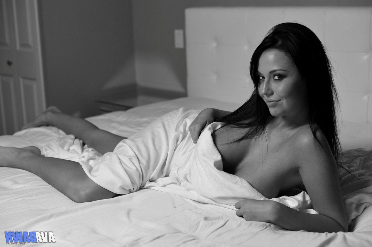 14P Pictures of teen nympho Ava Dawn in bed in black and white