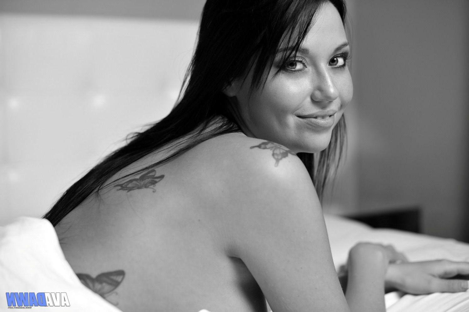 14P Pictures of teen nympho Ava Dawn in bed in black and white