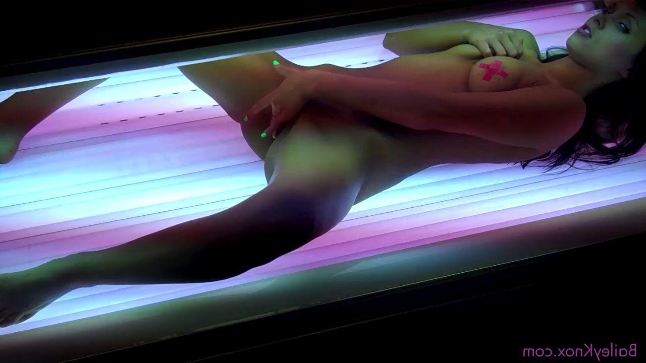 12P Screencaps of Bailey Knox rubbing one out in a tanning bed
