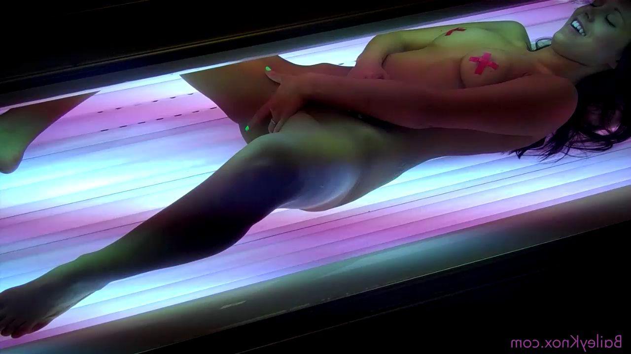 12P Screencaps of Bailey Knox rubbing one out in a tanning bed