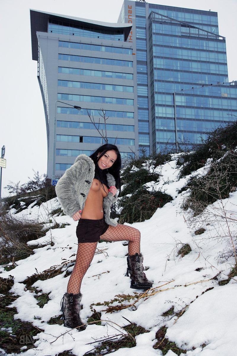 16P Beautiful black-haired girl Bailey flashes her fun parts outside in the cold