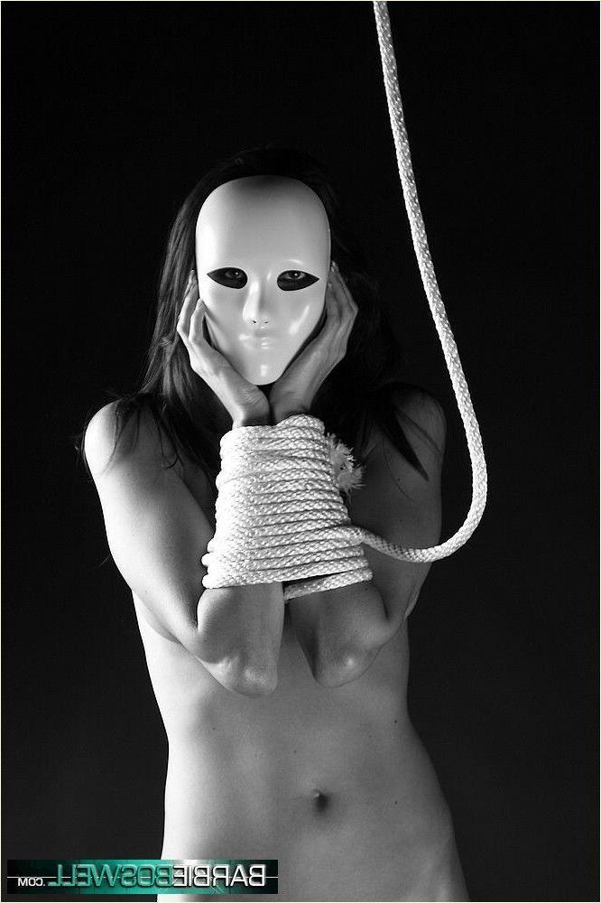 20P Photos de la jeune Barbie Boswell ligotée en noir et blanc