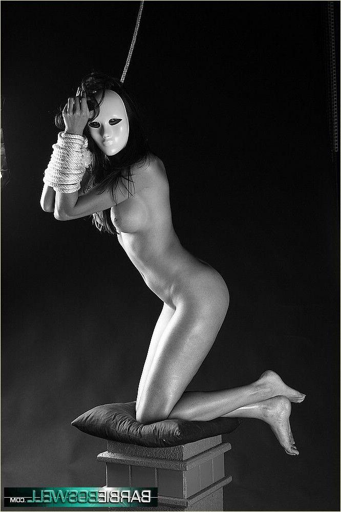 20P Photos de la jeune Barbie Boswell ligotée en noir et blanc