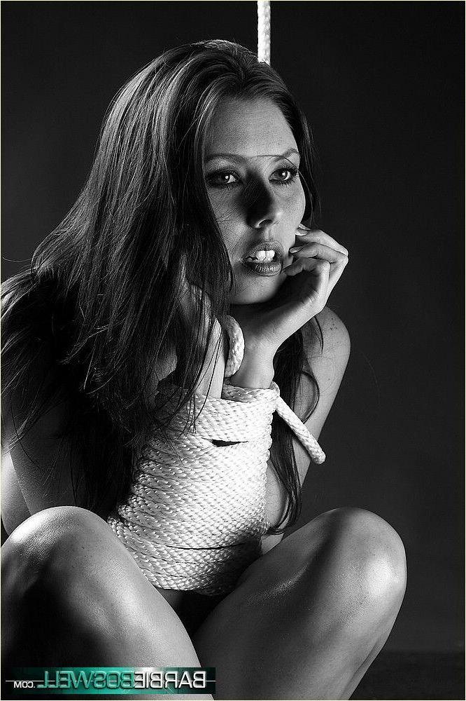 20P Photos de la jeune Barbie Boswell ligotée en noir et blanc