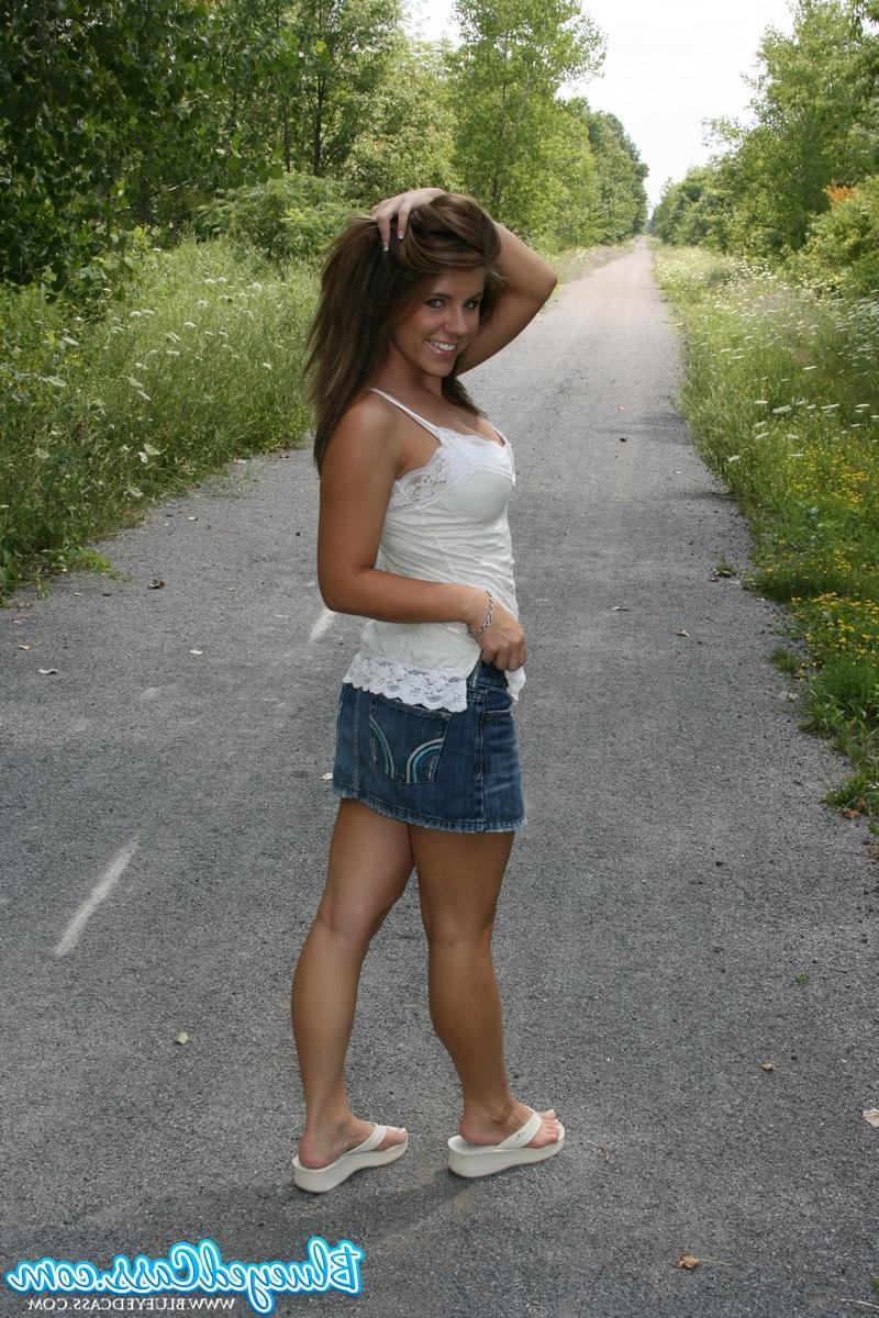 15P Pictures of Blueyed Cass shaking her ass outside for you