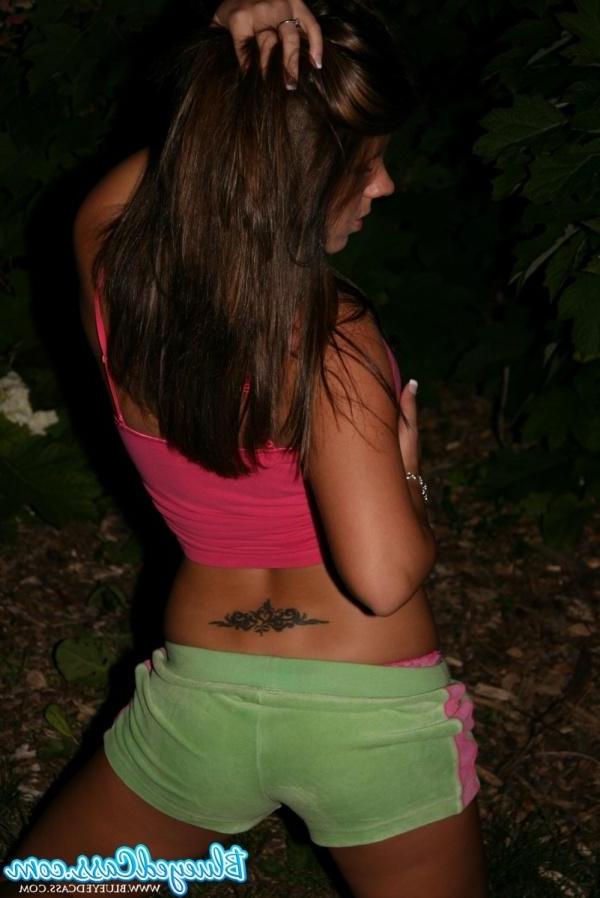 15P Pictures of Blueyed Cass showing you her pink panties