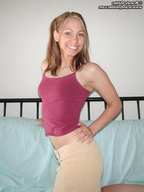 20P Pictures of Brandy Didder getting nude for you in bed