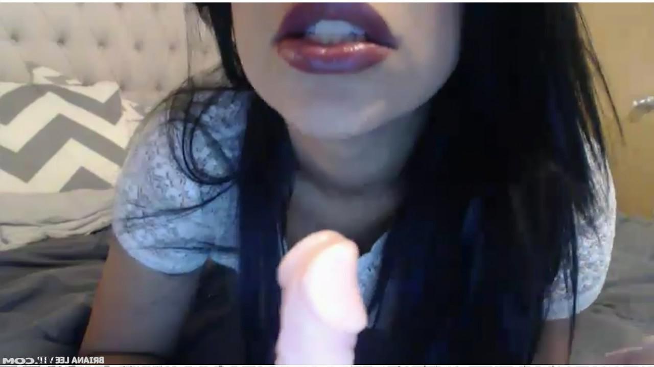 15P Busty hottie Briana Lee masturbtaes for you in bed