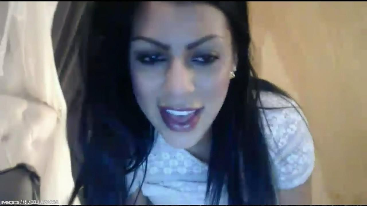 15P Busty hottie Briana Lee masturbates for you in bed