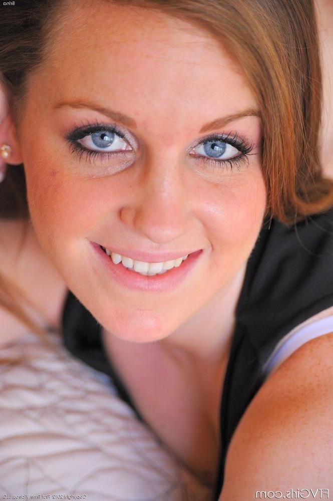 15P Photos de la jeune Brina enlevant sa petite robe noire