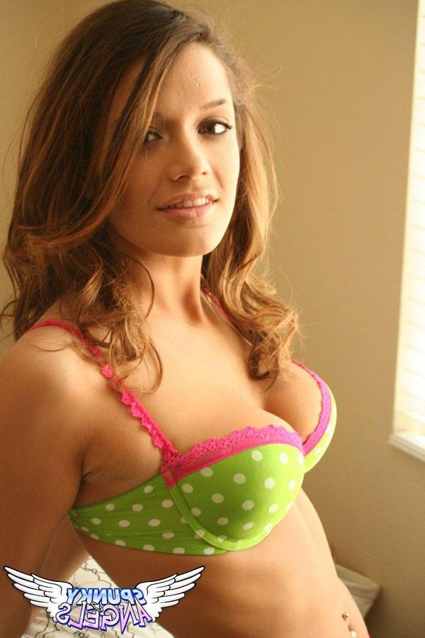 20P Pictures of Brittany Maree teasing in her lingerie