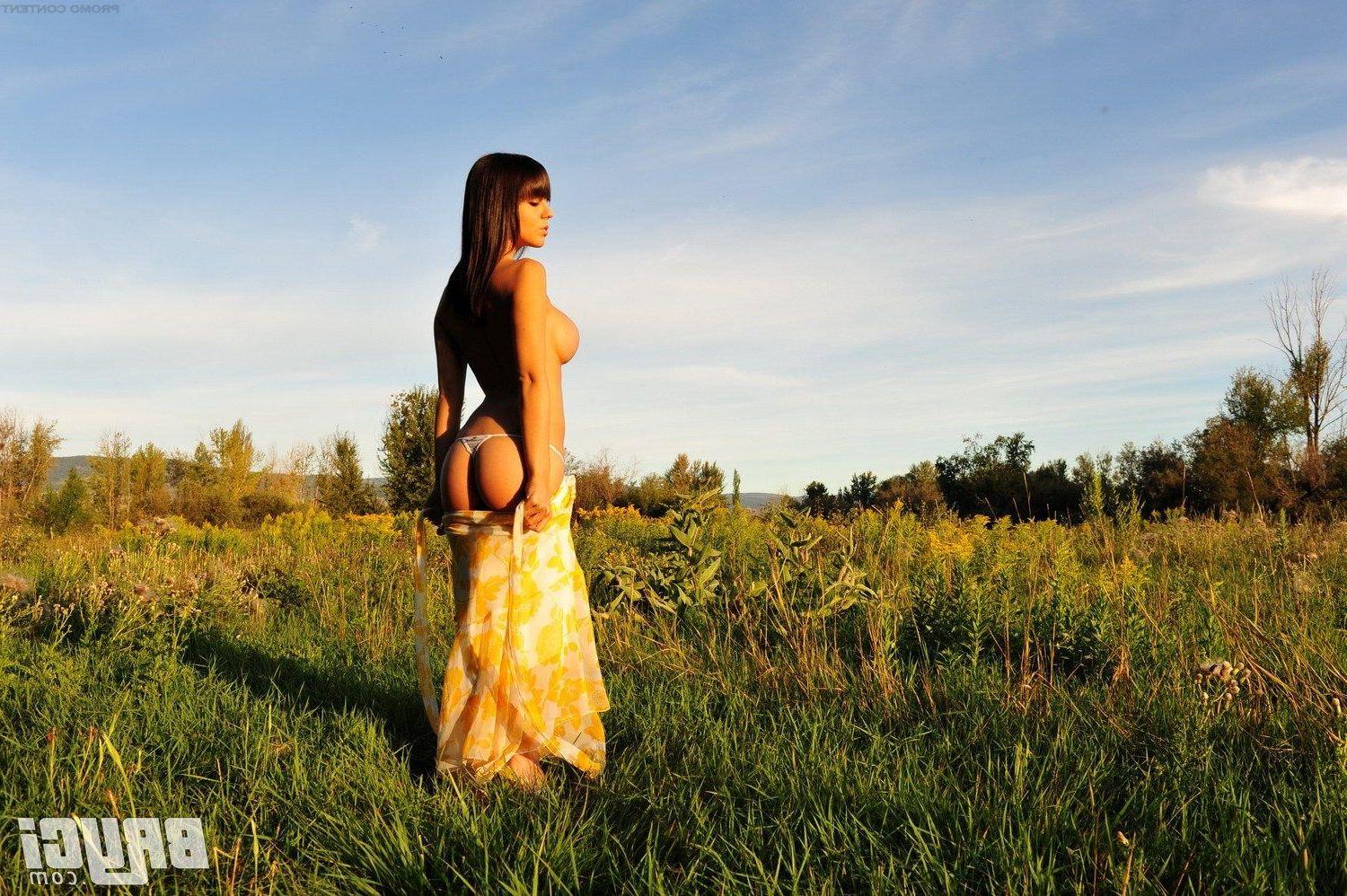 15P Pictures of Bryci getting nude in a field