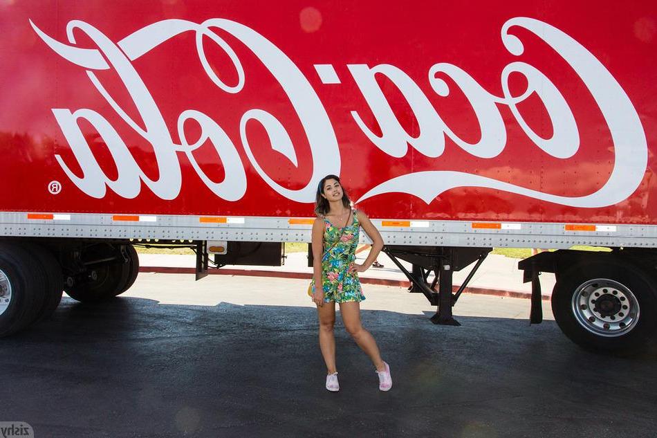 8P Brunette teen Carol Jasabe shows you what's up her dress outside