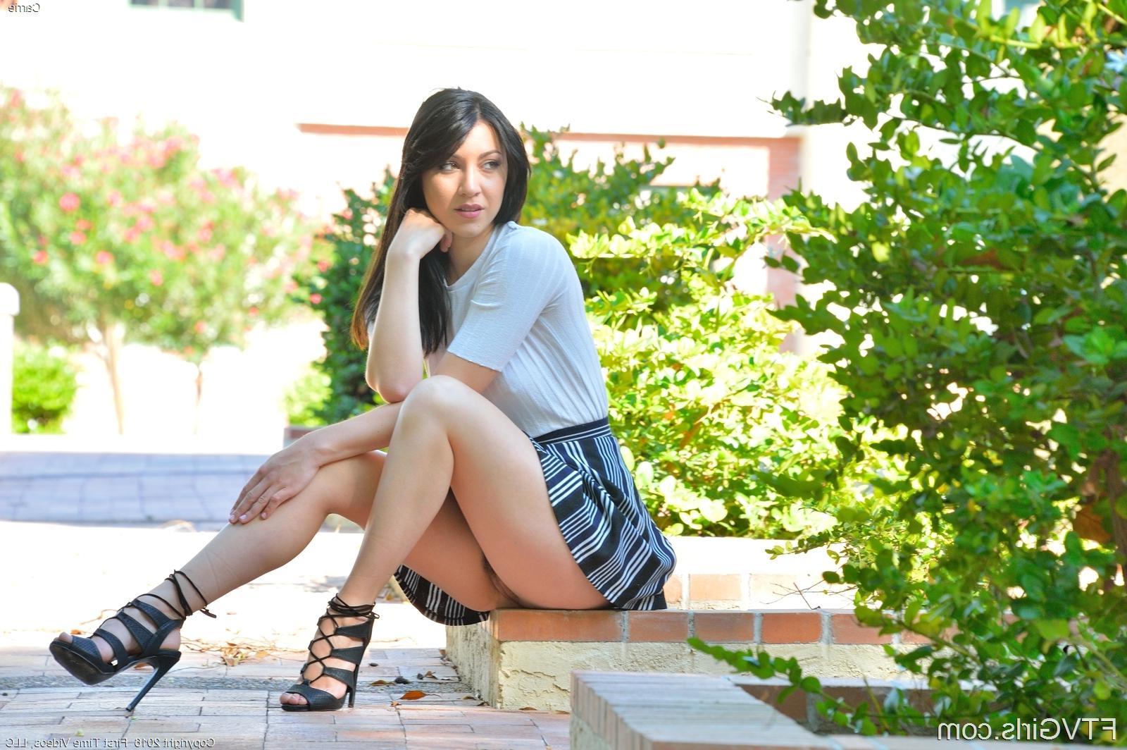 15P Brunette teen Carrie shows you what's between her legs