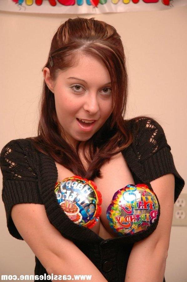 16P Pictures of Cassie Leanne all naked and fingering her pussy