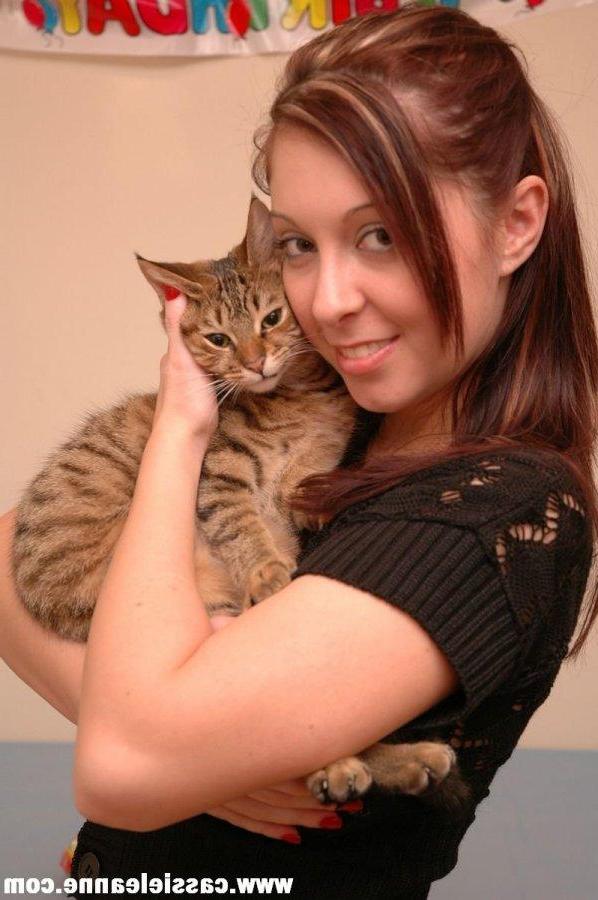 16P Pictures of Cassie Leanne all naked and fingering her pussy