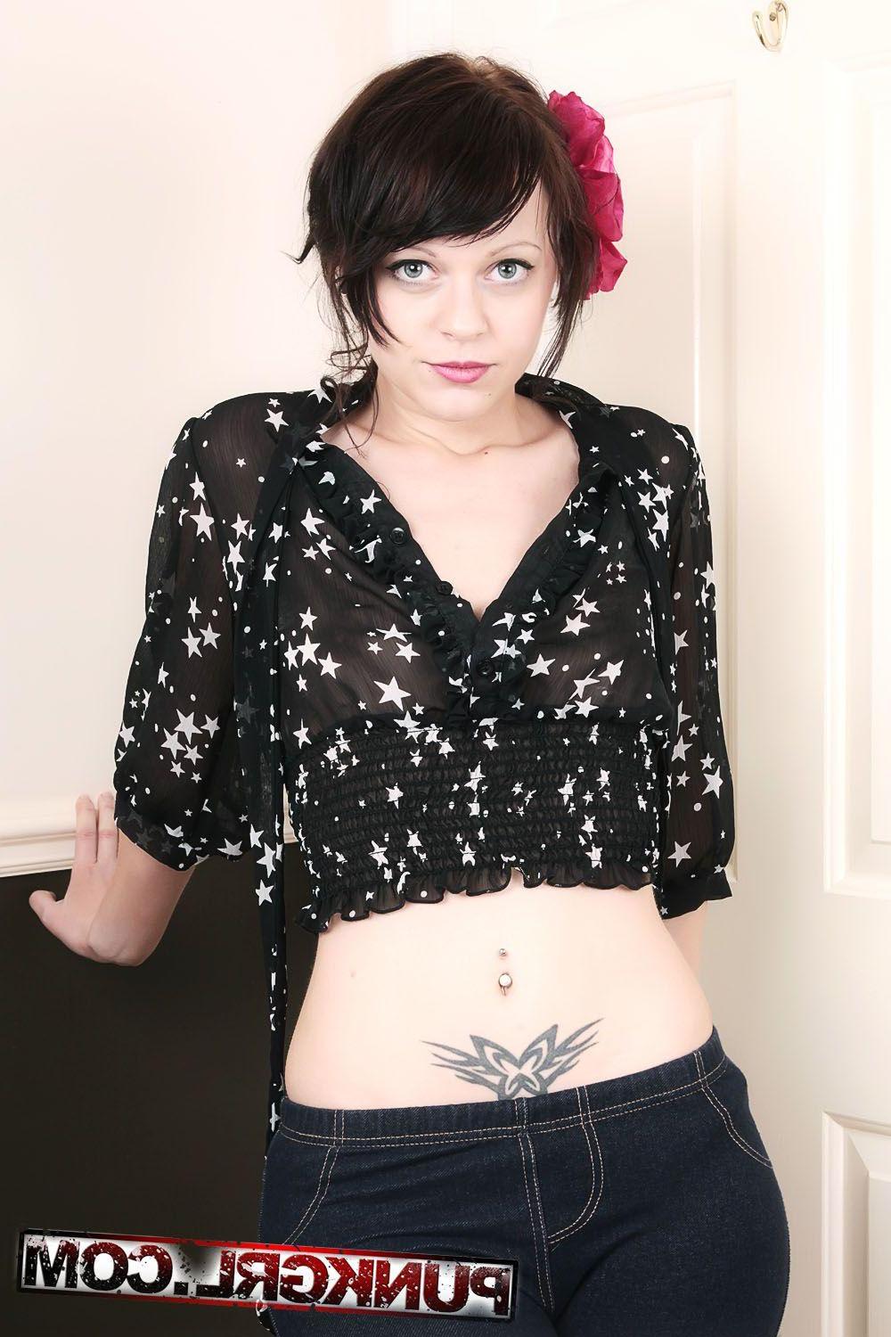20P Pictures of teen girl Caz getting totally nude for you