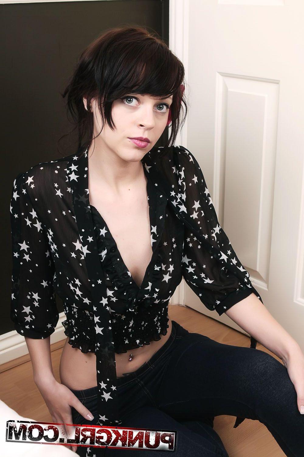 20P Pictures of teen girl Caz getting totally nude for you