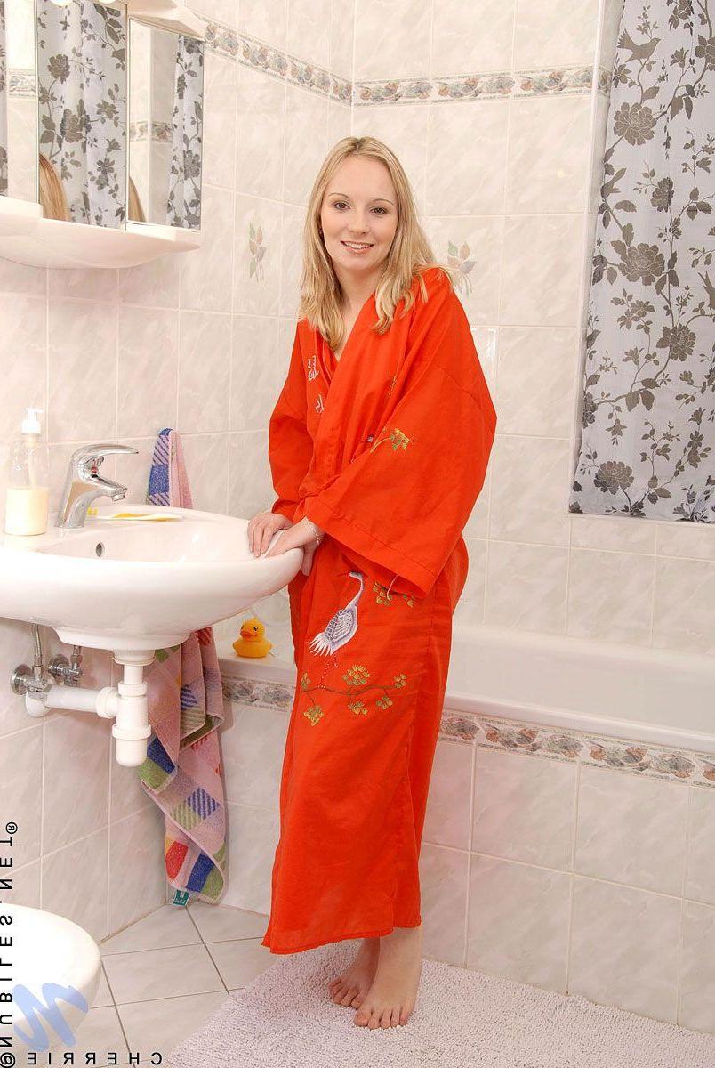 20P Pictures of teen girl Cherrie fingering her hole in the bathtub