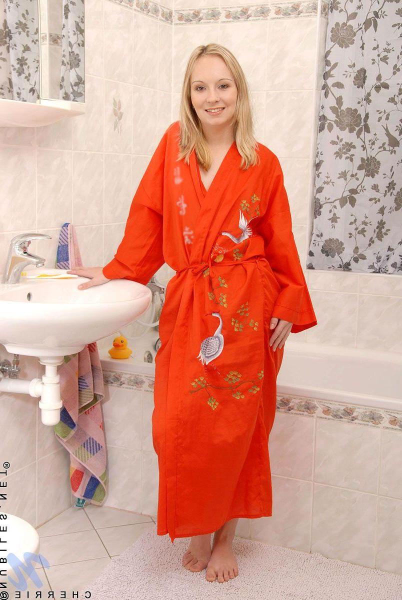 20P Pictures of teen girl Cherrie fingering her hole in the bathtub