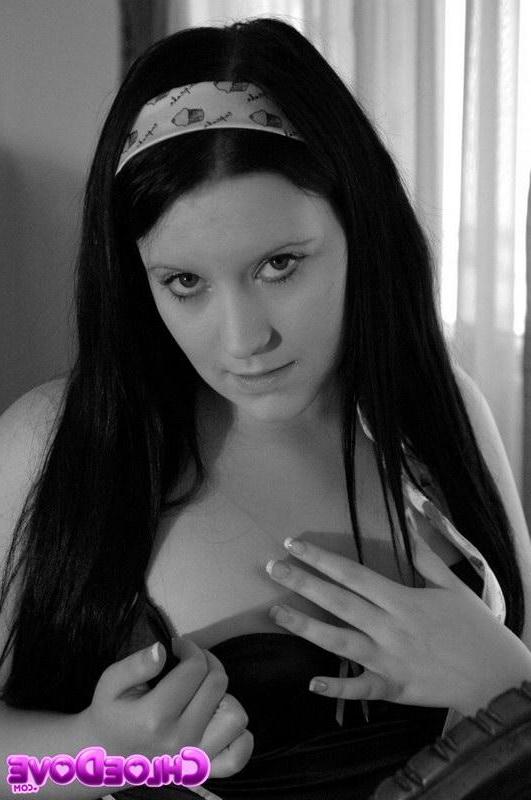 16P Pictures of goth teen Chloe Dove in black and white