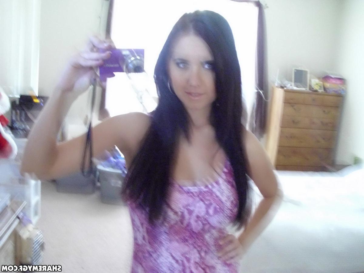 20P Chrissy Marie shares some very sexy pics of her body