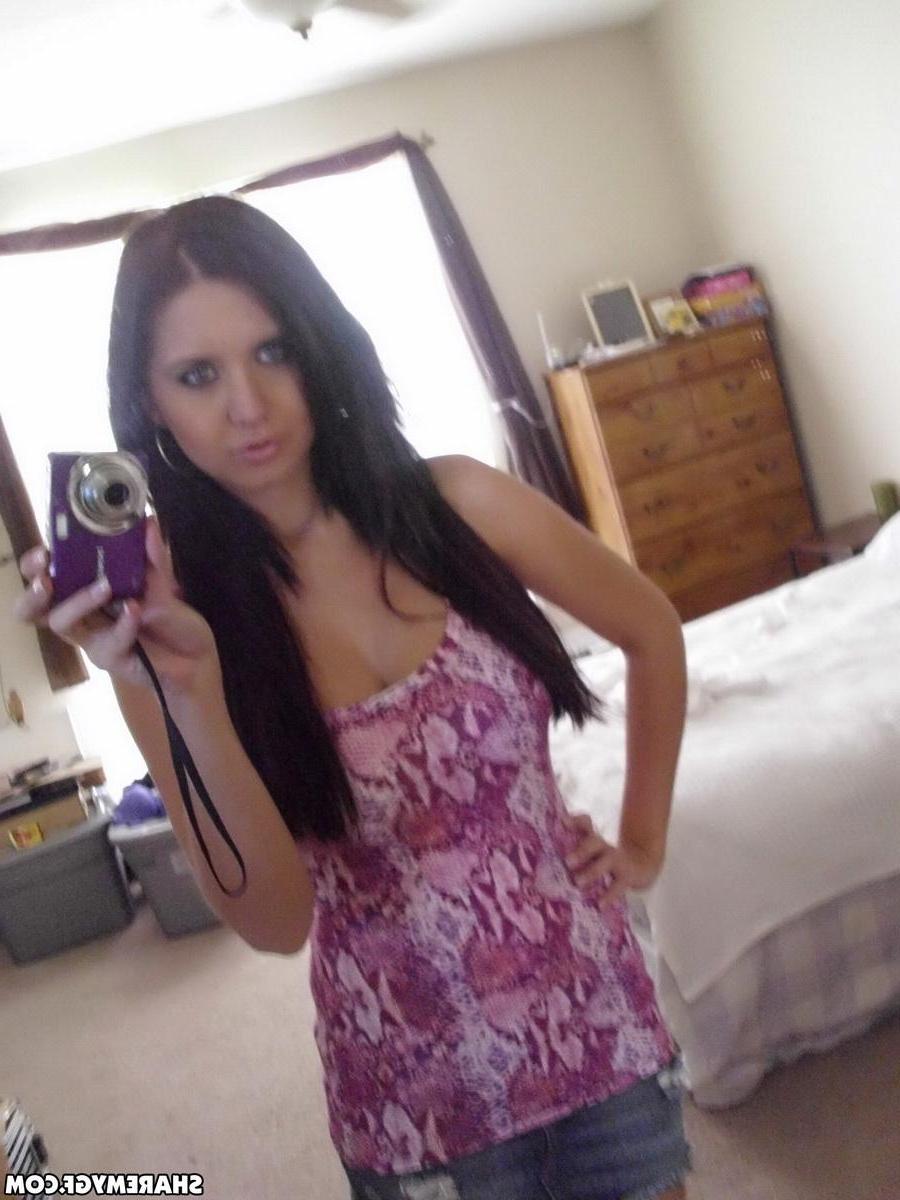 20P Chrissy Marie shares some very sexy pics of her body