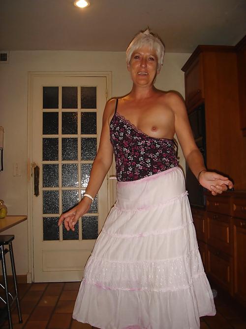 11P Mature Lady Emanuele