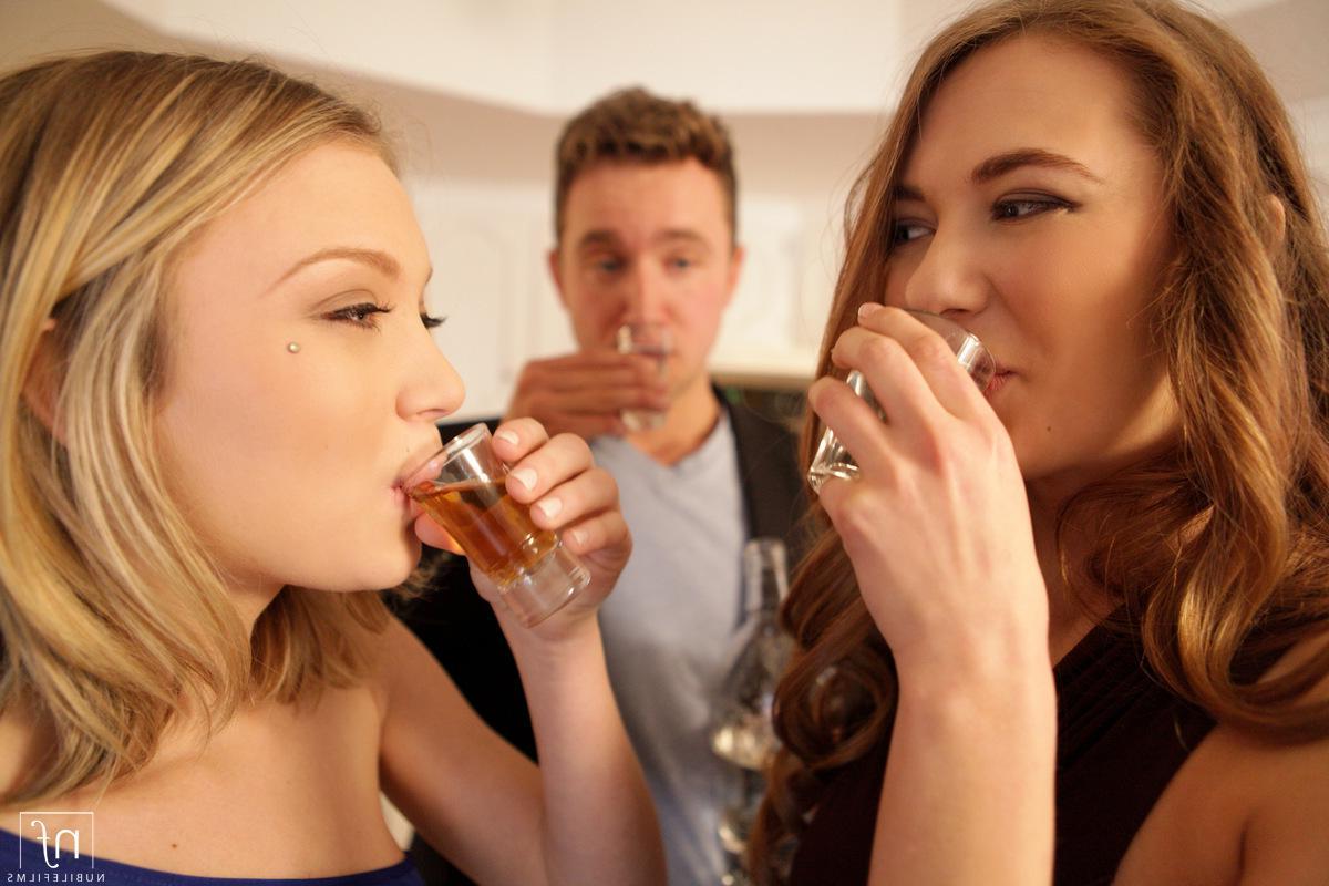 16P Dakota Skye and Samantha Hayes tag team their man in a hot threesome